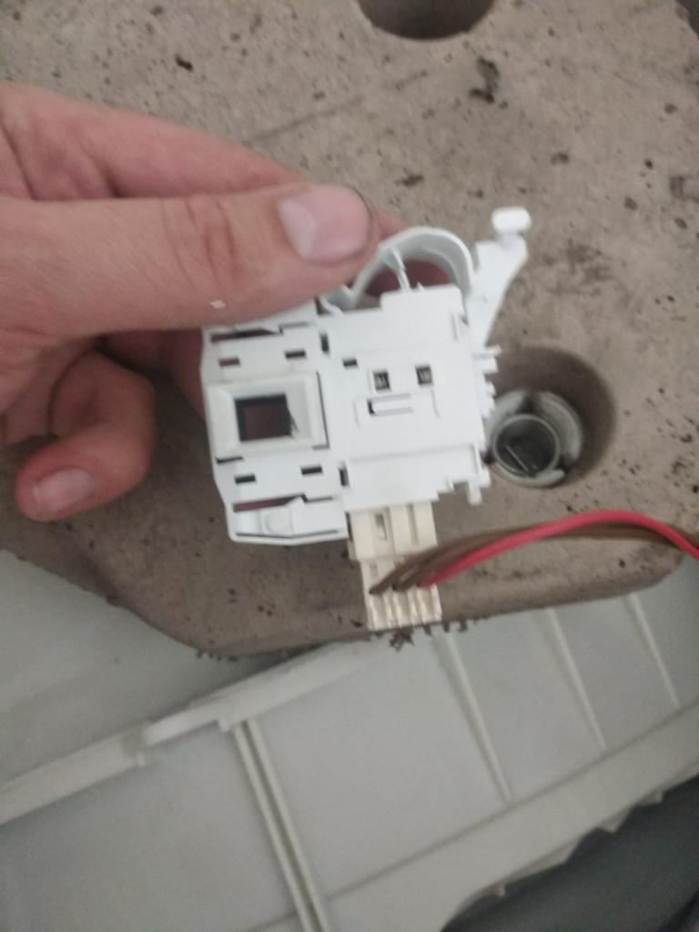 Замена блокирующего устройство дверцы люка